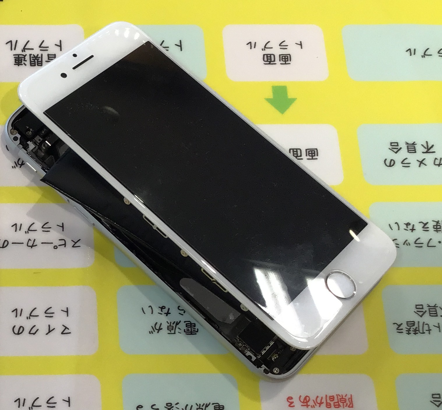 【iPhone8】膨張したバッテリーの交換を行いました｜スマホ修理工房 秋津店